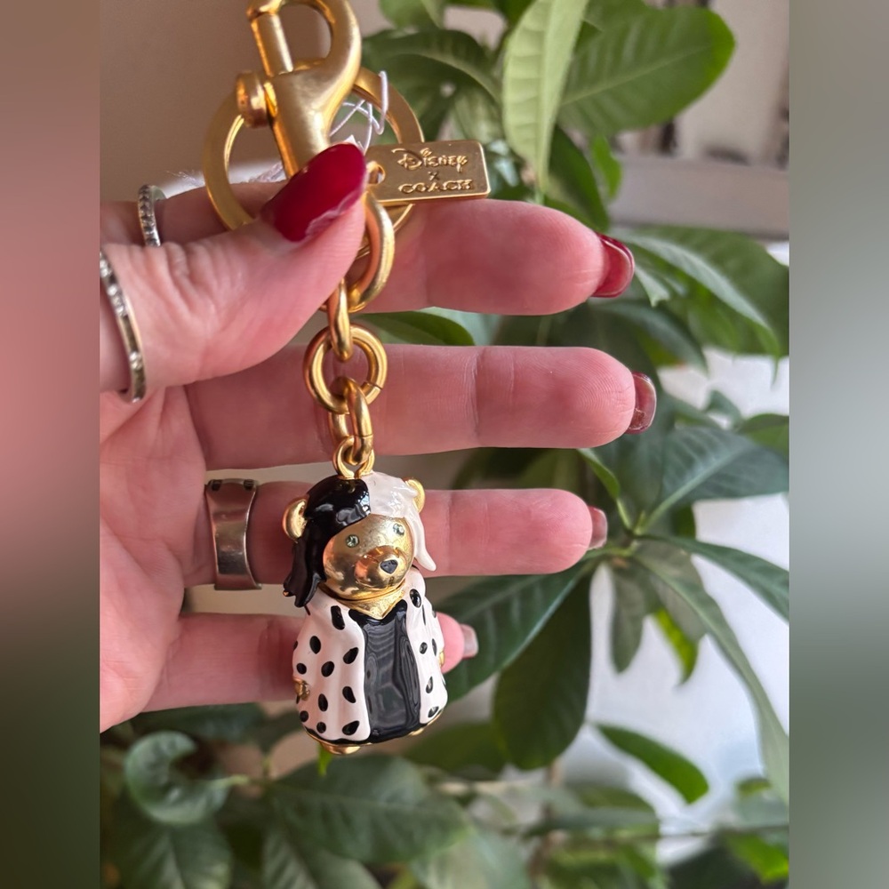 Authentic COACH Cruella DISNEY VILLAIN COLLECTION Keychain - Picture 6 of 7